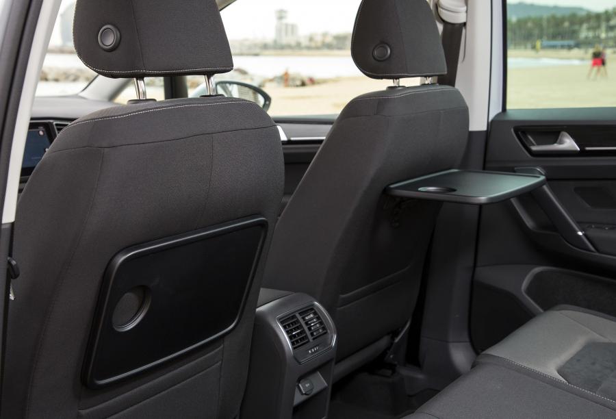 Интерьер Volkswagen Golf Sportsvan TSI 2017 года  (WW) (фото 28 из 40)